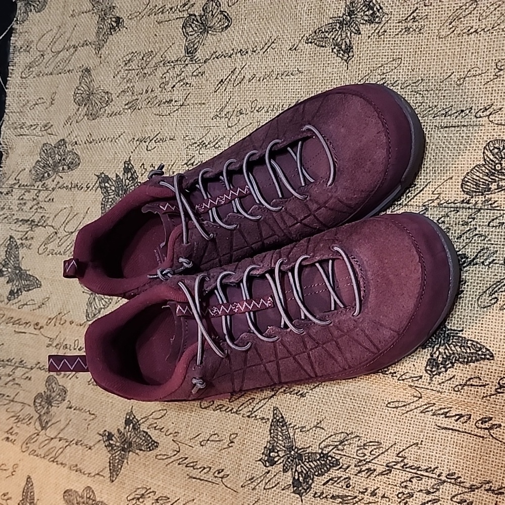 Vibram Women's Burgundy Sneakers